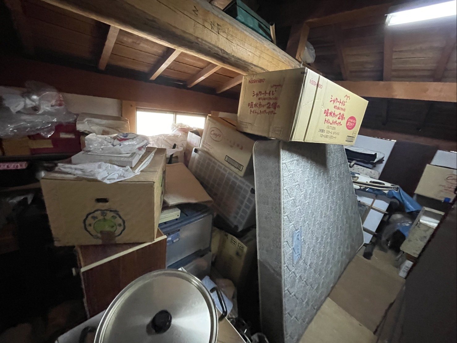 不用品が積み重なった物置