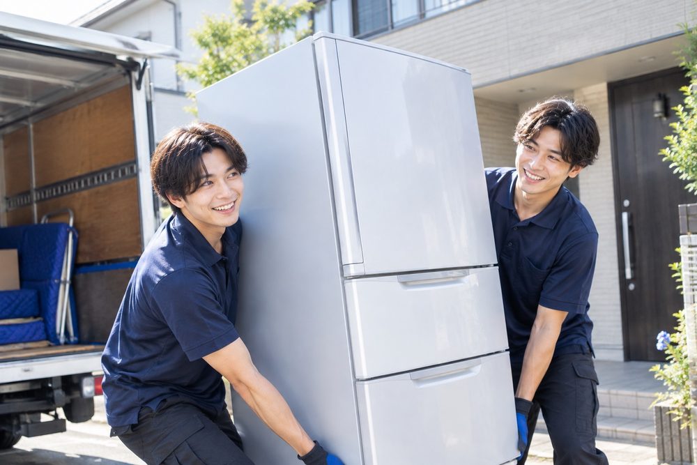 冷蔵庫を運び出すスタッフ